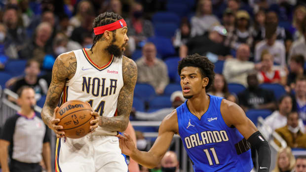 Aleem Ford guard his man on defense while with the Orlando Magic (Credit: Mike Watters-USA TODAY Sports)